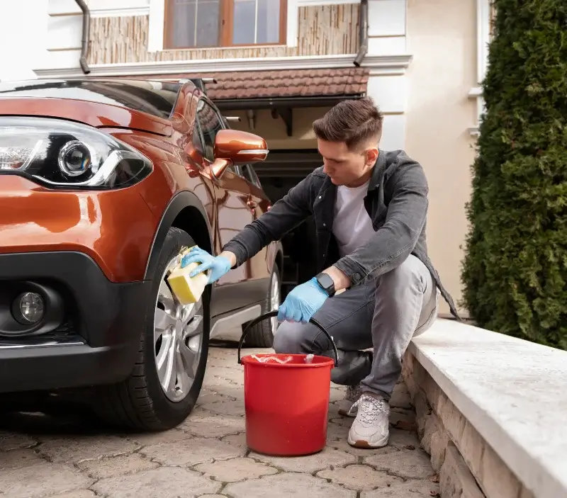 Lavage auto à domicile Villebret : professionnel intervenant sur un véhicule